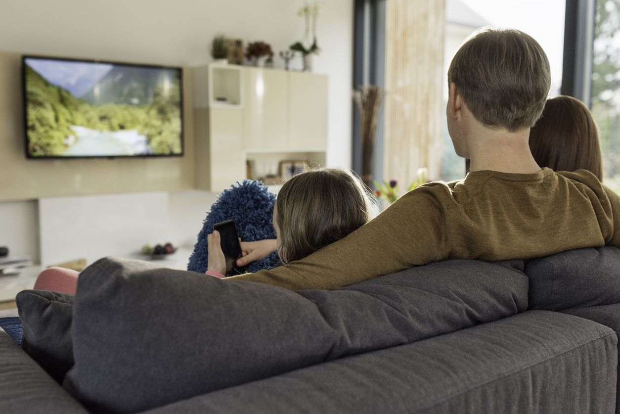 Mom watching tv. Семья у телевизора. Семья смотрит телевизор. Fernsehen картинка. Мама с дочками у телевизора.